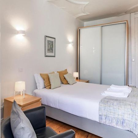 Porto 61 - Bright 2Br W/ Balcony By Lovelystay Luaran gambar