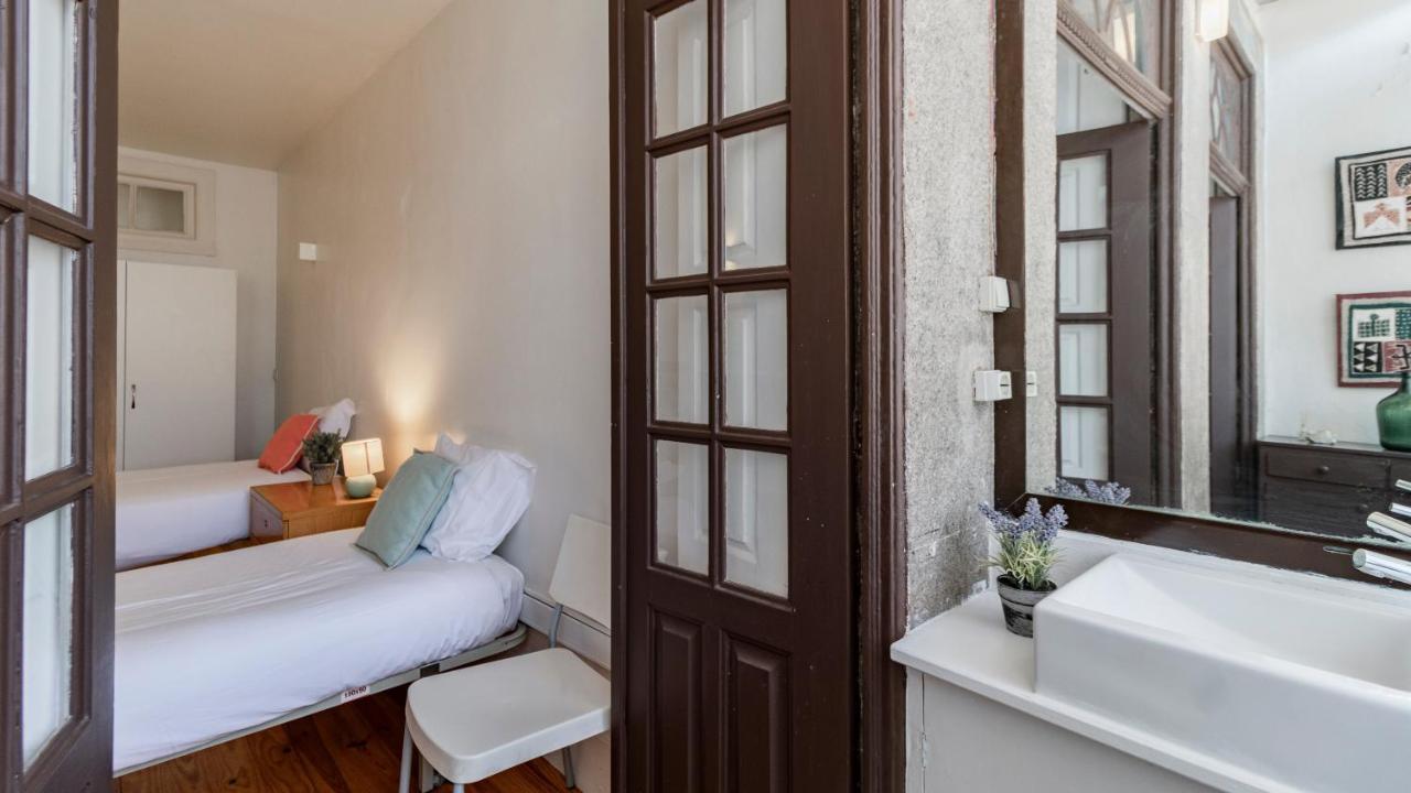 Porto 61 - Bright 2Br W/ Balcony By Lovelystay Luaran gambar